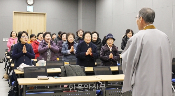 서울보은회원들과 한덕천 서울교구장이 새해 인사를 나누고 있다.