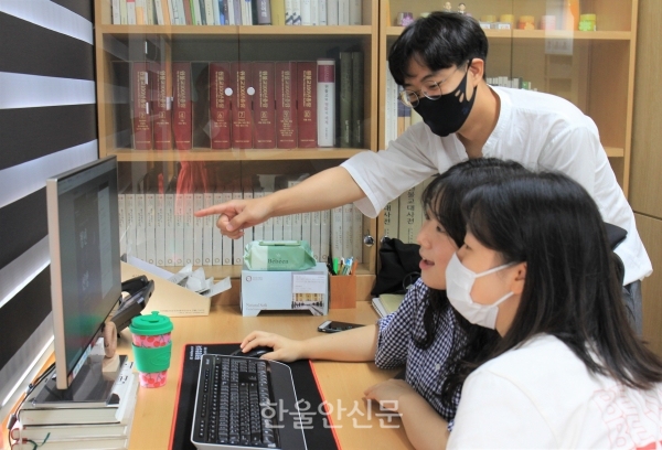한혜윤 팀장(가운데)과 팀원들이 함께 청년심야선방 온라인 홍보를 얘기중이다.