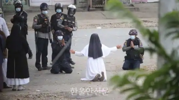 지난달 28일 미얀마의 가톨릭 수녀 앤 로사 누 따웅(45)이 시위대 진압에 나선 무장 경찰 병력 앞에서 무릎 꿇고 폭력을 자제해달라고 호소하는 모습이 담긴 사진이 SNS와 언론을 통해 퍼지며 큰 반향을 불러일으켰다. (출처=여성신문)