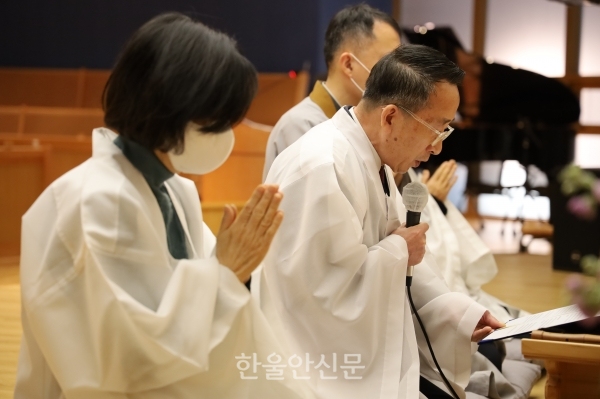 서울교구 재가단체장들이 법신불사은전에 기도문을 올리고 있다.