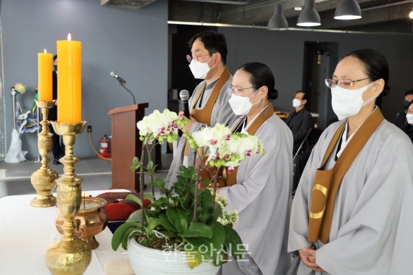 역삼교당 교무들이 기도식을 진행하고 있다.